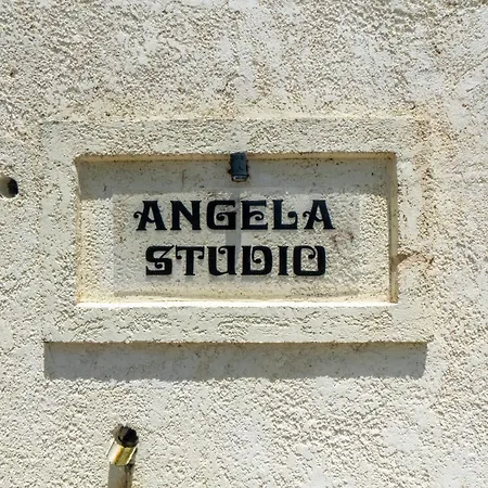 Angela Nyaraló